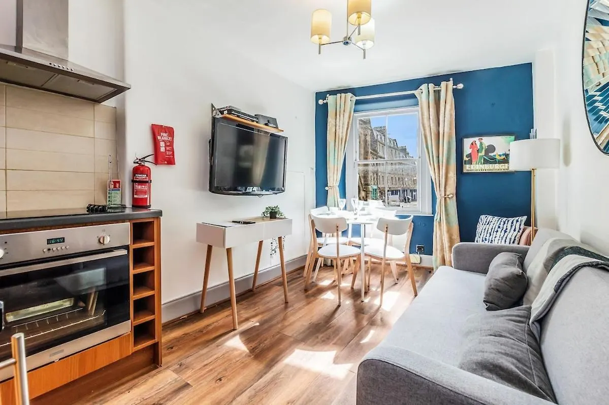 Cozy Apt At Edinburgh Castle, Parking