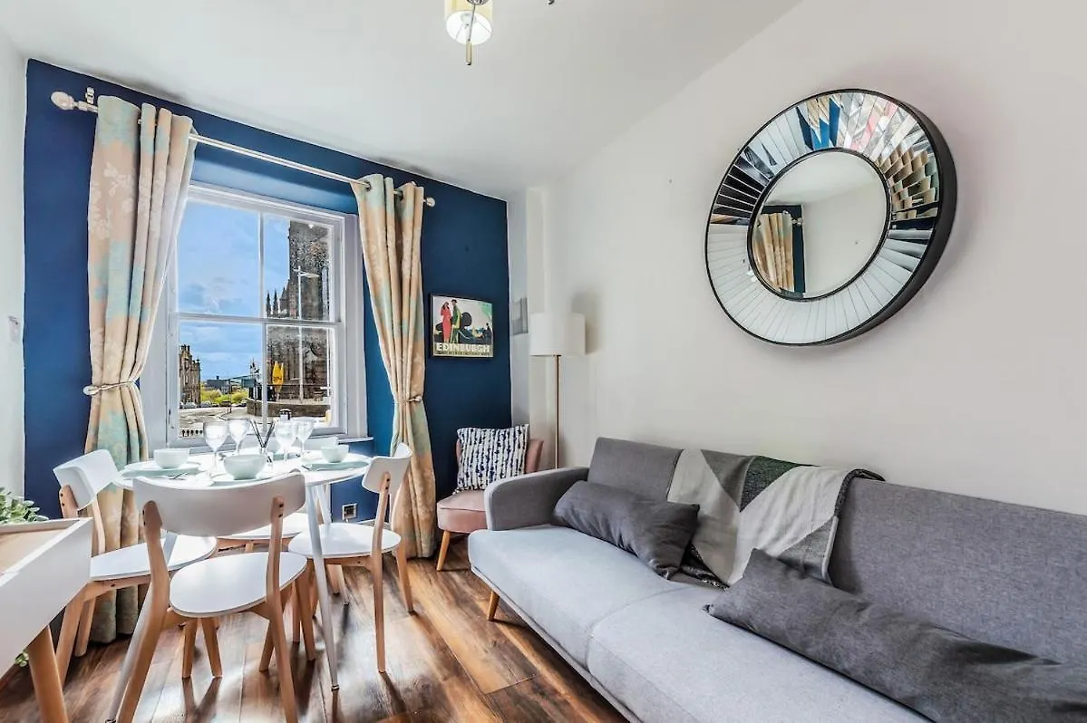 Cozy Apt At Edinburgh Castle, Parking